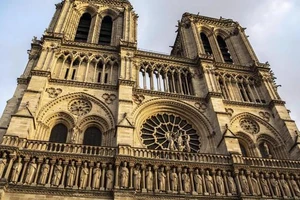 So sánh Nhà thờ Đức Bà Paris trước và sau vụ cháy