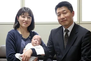Bé trai sơ sinh nhỏ nhất thế giới ở Nhật xuất viện