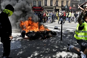  Người Pháp quá quan tâm Nhà thờ Đức Bà, ‘Áo Vàng’ nổi giận