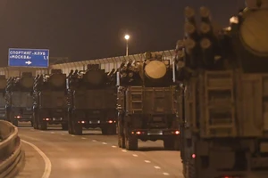 Cận cảnh dàn xe chở vũ khí hùng hậu cho lễ duyệt binh ở Nga 