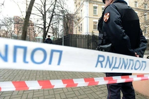 Leo mái nhà Đại sứ quán… nói chuyện với bạn gái