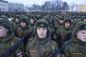 Ukraine tăng chi tiêu quân sự đối trọng Nga