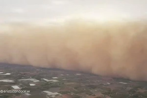 Kinh hoàng bão bụi khổng lồ ở Úc