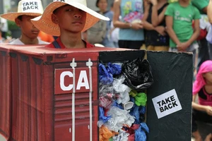 Những nhà hoạt động môi trường biểu tình trước Đại sứ quán Canada ở Phillipines. Ảnh: AP