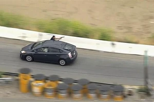 Cảnh sát và nghi phạm giết người 'đấu súng' trên cao tốc Mỹ