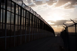 Lầu Năm Góc 'rót' thêm ngân sách xây tường biên giới