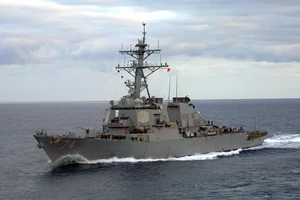 Hai tàu chiến Mỹ mang tên lửa Tomahawk tiến vào Vịnh Ba Tư