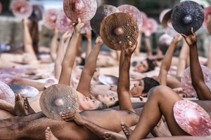 Đông đảo phụ nữ khỏa thân biểu tình chống lại mạng xã hội