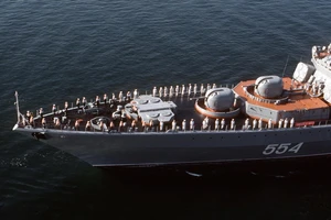 Tàu chiến Nga-Mỹ chạm trán trên biển Hoa Đông