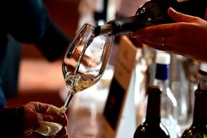 Ông Trump: Không công bằng nếu không đánh thuế rượu vang Pháp