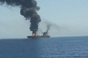 Nóng: Hai tàu chở dầu bị tấn công gần Iran 