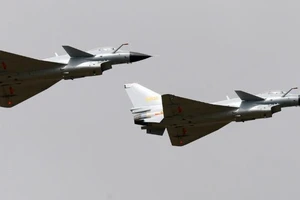 Trung Quốc triển khai trái phép chiến đấu cơ J-10 ra Hoàng Sa