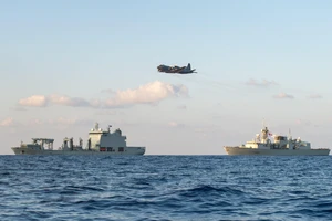 Canada lên tiếng vụ chiến đấu cơ TQ bám tàu ở biển Hoa Đông