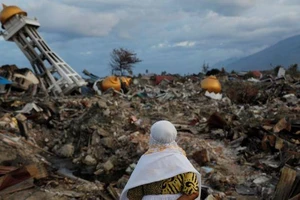 Cảnh báo sóng thần sau động đất ở Indonesia