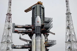 Ấn Độ hoãn sứ mệnh mặt trăng chỉ 1 giờ trước khi phóng tàu