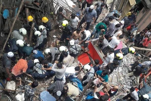 Sập nhà 4 tầng ở Mumbai: 2 người chết, hàng chục người mắc kẹt
