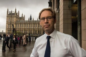 'Hải quân Anh quá yếu để bảo vệ tàu Anh trước Iran'