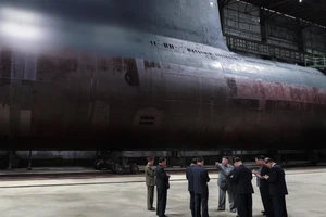 Cận cảnh tàu ngầm 'cảm tử' mới công bố của Triều Tiên 
