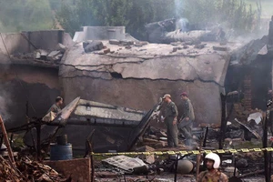 Máy bay quân sự Pakistan rơi xuống khu dân cư, 17 người chết