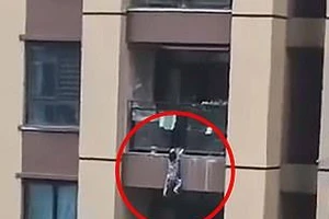 Cảnh tượng đứng tim khi bé trai 3 tuổi rơi từ lầu 6 chung cư