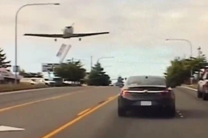 Hy hữu máy bay hạ cánh xuống đường cao tốc giờ cao điểm