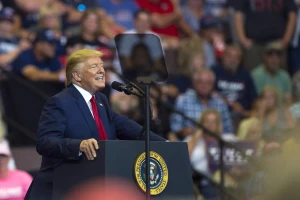 Ông Trump phàn nàn Trung Quốc đã không hành động để ngừng nhập khẩu thuốc gây hại. Ảnh: Bloomberg