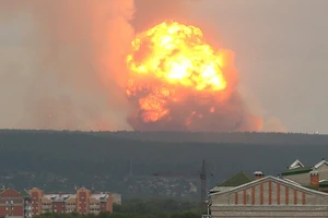VIDEO: Nổ lớn tại kho đạn Nga, 11.000 người sơ tán khẩn cấp