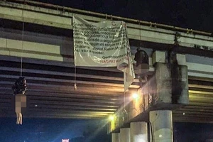 Băng đảng ma túy giết 19 người, treo xác trên cầu vượt