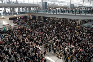 Huỷ 200 chuyến bay, biểu tình Hong Kong bị lên án ‘khủng bố'