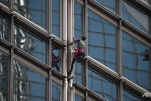'Người nhện' leo nhà chọc trời ở Hong Kong, kêu gọi hòa bình