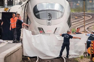 Tấn công bằng dao tại ga tàu Đức, hai người tử vong