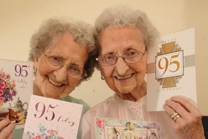 Cặp song sinh 95 tuổi nổi tiếng trên mạng xã hội vì hài hước