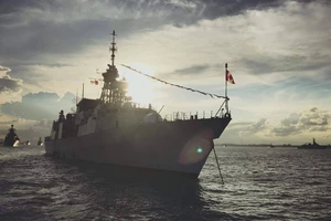 Tàu chiến Canada đi qua eo biển Đài Loan
