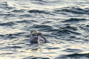 Bơi vượt eo biển Anh để truyền cảm hứng cho bệnh nhân ung thư