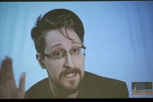 Edward Snowden: 'Ai cũng nằm trong danh sách theo dõi'