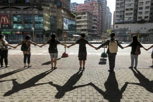 Hong Kong: Nguy cơ đụng độ tiếp diễn sang tuần thứ 16