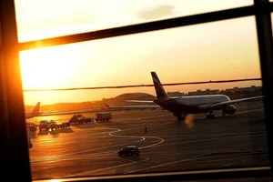 Máy bay từ Cam Ranh hạ cánh khẩn cấp ở Nga, 56 người bị thương