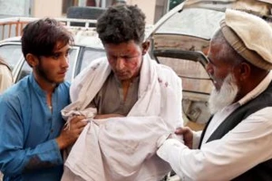 Một thanh niên được sơ cứu sau vụ nổ tại nhà thờ ở tỉnh Nangarhar (EPA)