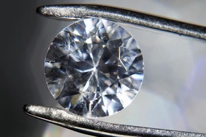 Viên kim cương gần 2 triệu USD 'bốc hơi' trong một triển lãm