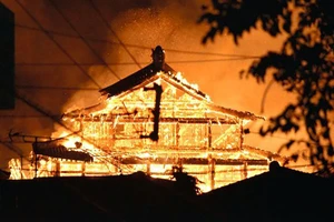 Nhật Bản: Lâu đài 600 tuổi chìm trong biển lửa
