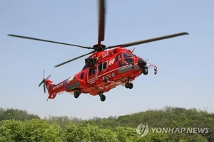 Trực thăng Hàn Quốc rơi gần đảo tranh chấp, 7 người mất tích