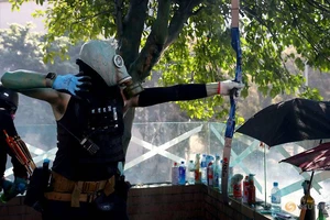 Cảnh sát Hong Kong trúng tên của người biểu tình