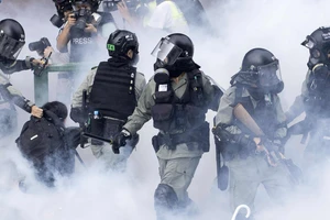  Cảnh sát chống bạo động bắt giữ một người biểu tình tại trường đại học. Ảnh: AP