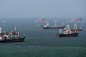 Hàn Quốc bắn cảnh cáo tàu buôn Triều Tiên xâm phạm vùng biển