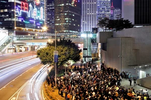 Cảnh sát Hong Kong bắt giữ nhóm biểu tình đốt phá đường phố