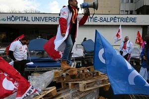 Các bác sĩ Pháp cảnh báo 'bệnh viện đang chết dần'