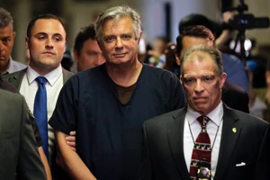 Cựu trợ lý ông Trump phải nhập viện khi đang chịu án tù