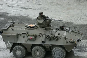 Lính Bỉ không thể vận hành xe chiến đấu vì... quá cao