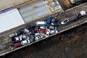 Mỹ: Tai nạn liên hoàn, hàng chục xe hơi dính chùm 