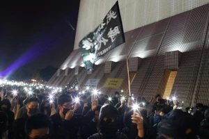 Đêm Giáng sinh đầy hỗn loạn tại Hong Kong